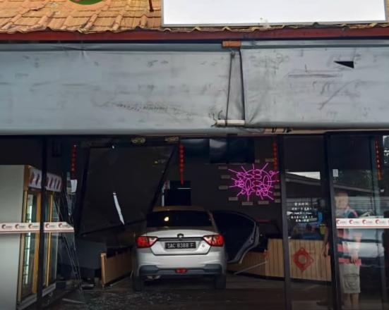 Makcik Lupa Tukar Gear P, Proton Saga Rempuh Premis Di Tawau